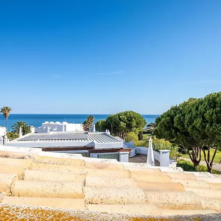 Prázdninový dům Renoviertes Reihenhaus Mit Pool Und Meerzugang Porches (Algarve)